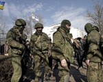 Selezniov, portavoz de la operación del Kiev: "Los guerrilleros se negaron a deponer las armas, por lo que las fuerzas que participan en la operación antiterrorista están reforzando sus posiciones a fin de cercar al enemigo".